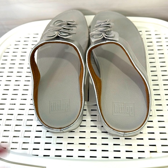 Like New FitFlop Silver Thong Sandle Size 9 - Picture 2 of 7